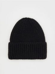 Dzianinowa czapka - czarny. Czarne czapki damskie Reserved, bez wzorów, z dzianiny. W wyprzedaży za 49.99 zł.