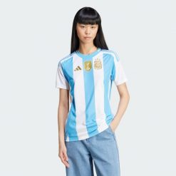 Koszulka Argentina 24 Home. Białe bluzki damskie Adidas, xl, bez wzorów, z materiału, sportowe, bez kołnierzyka, bez ramiączek. Za 449.00 zł.