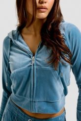 JUICY COUTURE Niebieska damska bluza Madison Hoodie. Niebieskie bluzy damskie Juicy Couture, s, bez wzorów, z elastanu, eleganckie, bez ramiączek, z kapturem. W wyprzedaży za 295.99 zł.