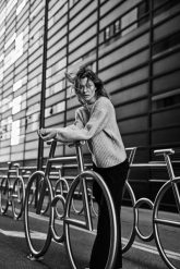 Sweter z perełkami beżowy. Brązowe swetry nierozpinane damskie MOODO, l, bez wzorów, z poliesteru, bez kołnierzyka, bez ramiączek. Za 159.99 zł.