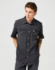 MESKA KOSZULA WRANGLER SS WESTERN SHIRT ENCHANTED BLACK 112362746. Czarne koszule męskie Wrangler, s, bez wzorów, bez kołnierzyka, bez ramiączek. Za 149.99 zł.