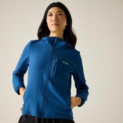 Damska bluza polarowa z kapturem i zamkiem błyskawicznym Kemilia. Niebieskie bluzy damskie Regatta, bez wzorów, z elastanu, bez ramiączek, z kapturem. Za 229.99 zł.