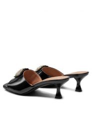 LOVE MOSCHINO Klapki JA28045G0IIH0000 Czarny. Czarne klapki damskie Love Moschino, bez wzorów, ze skóry, bez obcasa, bez zapięcia. Za 769.99 zł.