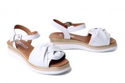 Artiker Relaks 58C3194 Biały, sandały damskie. Białe sandały damskie Artiker Relaks, bez wzorów, ze skóry, bez obcasa, na koturnie, bez zapięcia. Za 239.90 zł.