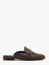 Brązowe klapki mule z klamrą. Brązowe klapki damskie Ryłko, bez wzorów, ze skóry, eleganckie, bez obcasa, bez zapięcia. W wyprzedaży za 279.99 zł.