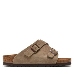 Klapki Birkenstock. Brązowe klapki damskie Birkenstock, bez wzorów, bez obcasa, bez zapięcia. Za 599.99 zł.