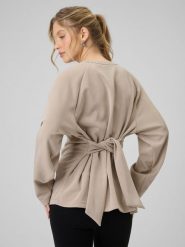 4F Bluza regular z wiązaniem i modalem damska - beżowa M. Brązowe bluzy damskie 4F, m, bez wzorów, z dzianiny, bez ramiączek, bez kaptura. W wyprzedaży za 159.99 zł.