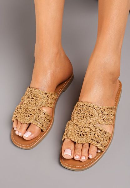 Brązowe Płaskie Klapki z Wkładką z Imitacji Skóry Ozdobione Paskiem z Plecionki Donicella. Brązowe klapki damskie Born2be, na lato, bez wzorów, ze skóry, eleganckie, z otwartym noskiem, bez obcasa, na płaskiej podeszwie, bez zapięcia. Za 59.99 zł.