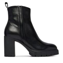 Botki Tamaris. Czarne botki damskie Tamaris, bez wzorów, bez obcasa, na słupku, bez zapięcia. Za 484.99 zł.