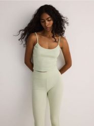 Bawełniane legginsy - jasnozielony. Zielone legginsy damskie Reserved, bez wzorów, z bawełny. W wyprzedaży za 35.99 zł.