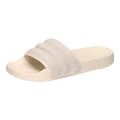 Klapki basenowe adidas Adilette Shower. Szare klapki damskie Adidas, bez wzorów, z materiału, eleganckie, bez obcasa, bez zapięcia. Za 176.00 zł.