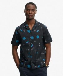 Superdry Koszula krótkie rękawy Cabana w print — 100% bawełna organiczna. Niebieskie koszule damskie Superdry, na lato, l, bez wzorów, z bawełny, klasyczne, bez kołnierzyka, bez ramiączek. Za 301.95 zł.