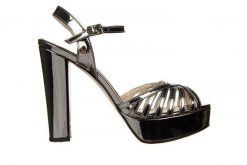 Sandały Bayla-187 1840-7023 Platinum 187034, Czarny, Skóra ekologiczna - 39. Czarne sandały damskie Bayla, bez wzorów, z lakierowanej skóry, bez obcasa, na obcasie, bez zapięcia. W wyprzedaży za 134.10 zł.