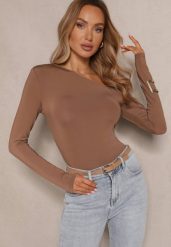 Brązowa Bluzka z Wiskozą i Asymetrycznym Dekoltem Tatolinna. Brązowe bluzki damskie Renee, l, bez wzorów, z jeansu, eleganckie, z asymetrycznym kołnierzem, bez ramiączek. Za 44.99 zł.