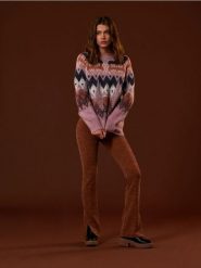 Sweter ze wzorem - wielobarwny. Swetry nierozpinane damskie Sinsay, l, bez wzorów, z dzianiny, retro, bez kołnierzyka, bez ramiączek. Za 99.99 zł.