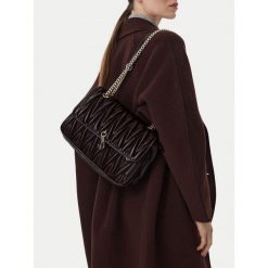 Torebka Eva Minge. Czerwone torebki do ręki damskie Eva Minge, bez wzorów, bez dodatków. Za 279.99 zł.