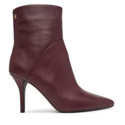 Botki Tommy Hilfiger. Czerwone botki damskie Tommy Hilfiger, bez wzorów, bez obcasa, na szpilce, bez zapięcia. Za 749.99 zł.