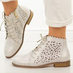 Złote skórzane ażurowe botki damskie Potocki 19423. Żółte botki damskie POTOCKI, na jesień, w ażurowe wzory, z jeansu, eleganckie, z okrągłym noskiem, bez obcasa, na płaskiej podeszwie, bez zapięcia. Za 259.00 zł.