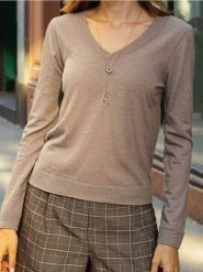 Sweter z dekoltem w serek - brązowy. Brązowe swetry nierozpinane damskie Sinsay, l, bez wzorów, bez kołnierzyka, bez ramiączek. Za 39.99 zł.