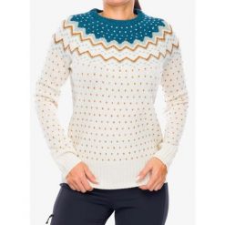 Sweter damski Fjallraven Ovik Knit Sweater. Białe swetry nierozpinane damskie Fjällräven, bez wzorów, sportowe, bez kołnierzyka, bez ramiączek. Za 849.99 zł.
