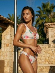 Góra od bikini z ozdobnymi koralikami - wielobarwny. Stroje kąpielowe damskie Sinsay, l, bez wzorów. Za 29.99 zł.