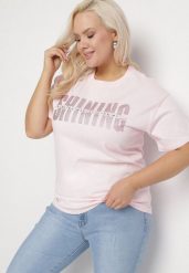 Jasnoróżowy T-shirt z Bawełny z Cyrkoniowym Napisem Hirtebia. Czerwone t-shirty damskie Born2be, xl, z aplikacjami, z bawełny, bez kołnierzyka, bez ramiączek. Za 44.99 zł.