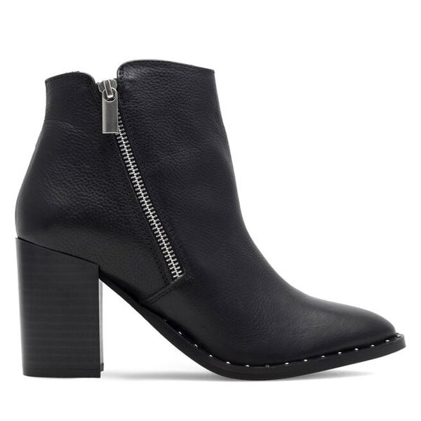 Botki Lasocki. Czarne botki damskie Lasocki, bez wzorów, bez obcasa, na słupku, bez zapięcia. Za 229.99 zł.