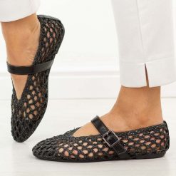 Czarne przewiewne baleriny damskie T.Sokolski 137. Czarne balerinki damskie Sokolski, na lato, w ażurowe wzory, z jeansu, casualowe, z okrągłym noskiem, bez obcasa, na płaskiej podeszwie, bez zapięcia. W wyprzedaży za 157.52 zł.