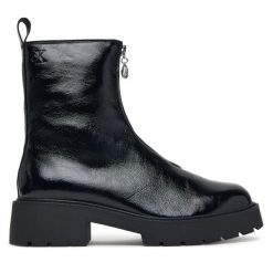 Botki Calvin Klein. Czarne botki damskie Calvin Klein, bez wzorów, bez obcasa, na płaskiej podeszwie, bez zapięcia. Za 749.99 zł.