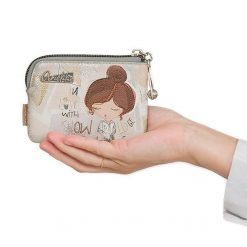 Portfel damski Anekke, z ozdobnym nadrukiem i metalowym logo zapinany na zamek błyskawiczny idealny na monety karty i drobne dokumenty kompaktowy for. Szare portfele damskie Anekke. Za 109.00 zł.