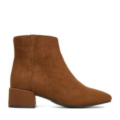Botki Clara Barson. Czerwone botki damskie Clara Barson, bez wzorów, bez obcasa, na słupku, bez zapięcia. Za 149.99 zł.
