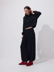 Krótka bluza z wiskozą - czarny. Czarne bluzy damskie Reserved, l, bez wzorów, z dzianiny, bez ramiączek, bez kaptura. Za 89.99 zł.