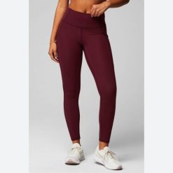 Damskie legginsy Fabletics Oasis. Czerwone legginsy damskie FABLETICS, bez wzorów, z materiału. Za 318.80 zł.