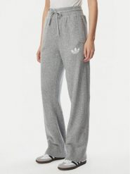 Adidas Spodnie dresowe Essentials IA4439 Szary jasny Loose Fit. Szare spodnie dresowe damskie Adidas, bez wzorów, z dresówki. Za 299.99 zł.