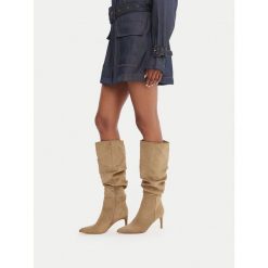 Kozaki JENNY. Brązowe kozaki damskie Jenny, bez wzorów, bez obcasa, na szpilce, bez zapięcia. Za 199.99 zł.