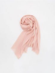 Gładki szal z modalu - różowy. Czerwone szaliki damskie Reserved, bez wzorów. W wyprzedaży za 22.99 zł.