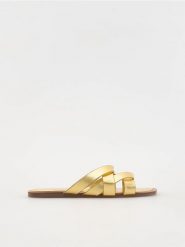 Skórzane klapki z metalicznym efektem - złoty. Żółte klapki damskie Reserved, bez wzorów, ze skóry, bez obcasa, bez zapięcia. W wyprzedaży za 69.99 zł.