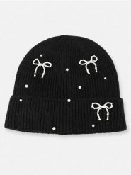Prążkowana czapka beanie z ozdobną aplikacją kokard - czarny. Czarne czapki damskie Sinsay, z aplikacjami, prążkowane. Za 19.99 zł.