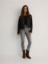 Jeansy slim fit z aplikacjami - jasnoszary. Szare jeansy damskie Reserved, z aplikacjami, z bawełny, z podwyższonym stanem. W wyprzedaży za 69.99 zł.