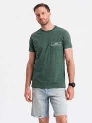 Bawełniany t-shirt męski z nadrukiem na kieszonce Ombre Streetstyle – ciemnozielony V4. Zielone t-shirty męskie Ombre Clothing, m, bez wzorów, z bawełny, bez kołnierzyka, bez ramiączek. W wyprzedaży za 24.99 zł.