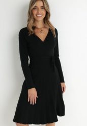 Czarna Sukienka Dzianinowa z Wiązaniem i Plisowanym Dołem Cilladia. Czarne sukienki damskie Born2be, s, bez wzorów, z dzianiny, eleganckie, bez kołnierzyka, bez ramiączek, midi, kopertowe. Za 129.99 zł.