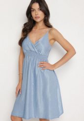 Jasnoniebieska Wiskozowa Sukienka o Rozkloszowanym Kroju z Kopertowym Dekoltem Liralune. Niebieskie sukienki damskie Born2be, m, bez wzorów, z wiskozy, eleganckie, bez kołnierzyka, bez ramiączek, mini, kopertowe. Za 69.99 zł.