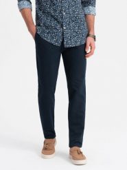 Spodnie klasyczne męskie chino z delikatną teksturą - granatowe V3 OM-PACP-0188 - XL. Niebieskie eleganckie spodnie męskie Ombre Clothing, bez wzorów, z bawełny, klasyczne. W wyprzedaży za 159.99 zł.