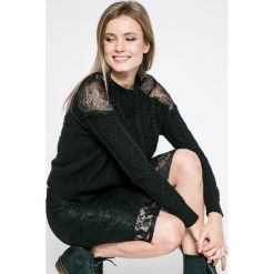 Guess Jeans - Sweter. Czarne swetry nierozpinane damskie Guess Jeans, l, bez wzorów, z dzianiny, bez kołnierzyka, bez ramiączek. W wyprzedaży za 299.90 zł.