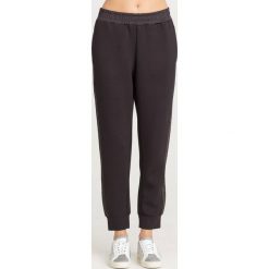 SPODNIE CLAUDIA Guess. Czarne spodnie dresowe damskie Guess, bez wzorów. Za 369.00 zł.
