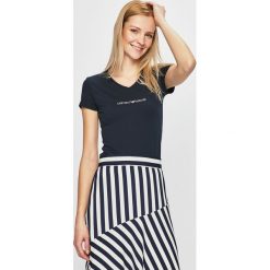 Emporio Armani - T-shirt. Niebieskie t-shirty damskie Emporio Armani, s, z aplikacjami, z bawełny, bez kołnierzyka, bez ramiączek. W wyprzedaży za 159.90 zł.