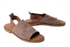 Artiker Relaks 58C2169 viosone suede, sandały damskie. Brązowe sandały damskie Artiker Relaks, bez wzorów, z nubiku, bez obcasa, bez zapięcia. Za 194.90 zł.