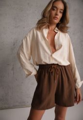 Brązowe Szorty Casual High Waist na Lato Bogate w Wiskozę Ismina. Brązowe szorty damskie Renee, bez wzorów, z materiału, casualowe, z podwyższonym stanem. Za 29.99 zł.