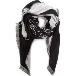 Szal CALVIN KLEIN - Race Big Scarf K60K604910 001. Czarne szaliki damskie Calvin Klein, bez wzorów, z materiału. W wyprzedaży za 229.00 zł.