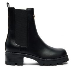 Botki Guess. Czarne botki damskie Guess, z aplikacjami, bez obcasa, na płaskiej podeszwie, bez zapięcia. Za 509.99 zł.
